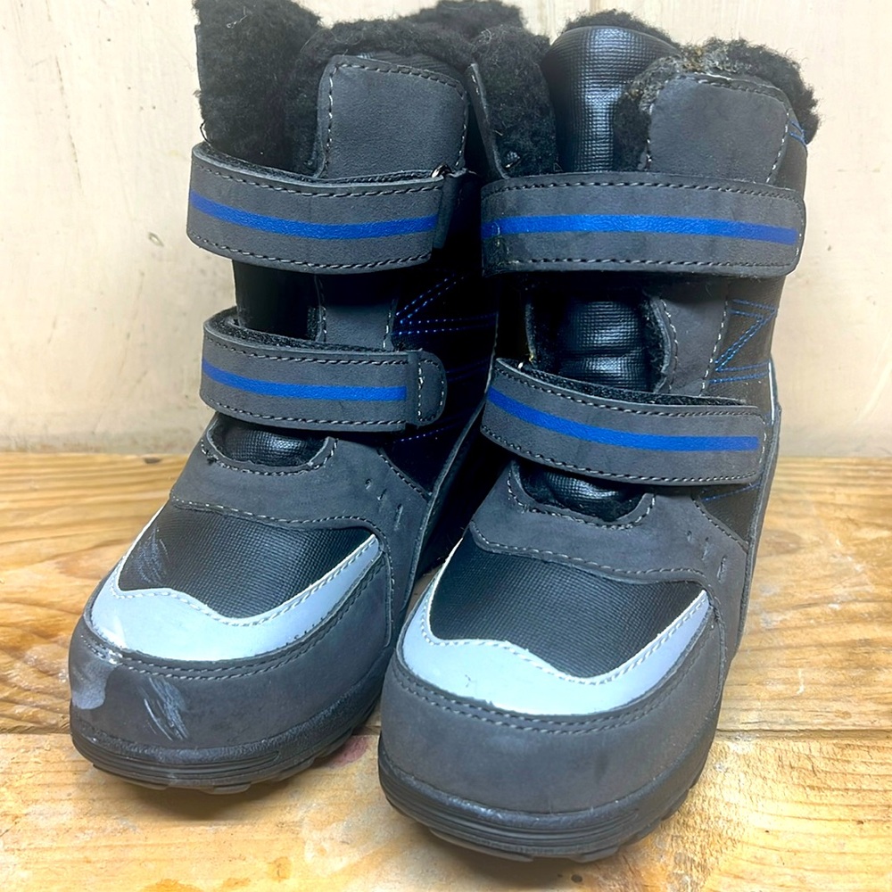 Boys Totes winter /snow boot. In very good condition. There are some scuffs